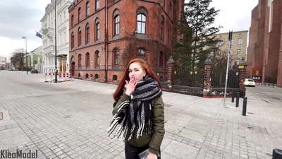 Julkinen nouto: Kaunista tyttöä nussitaan iPhonea vastaan ja hän saa spermaa pilluunsa. CleoModel